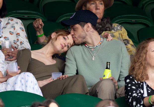 Phoebe Dynevor i jej były chłopak Pete Davidson.