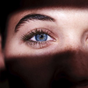 Zapomnij o opuchniętych i podkrążonych oczach. To serum sprawi, że pozbędziesz się puffy eyes raz na zawsze!