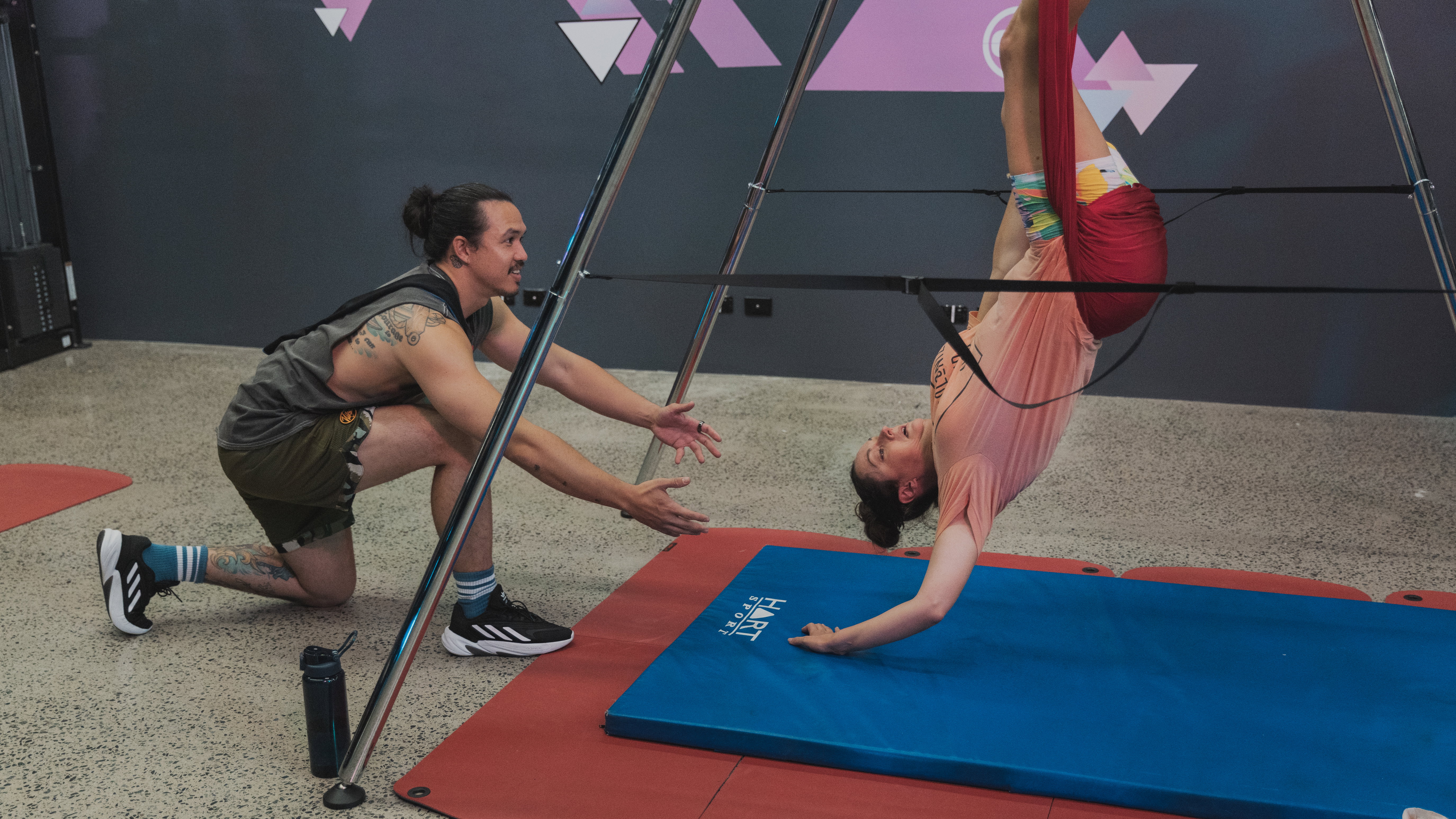 Kadr z serialu "Wellmania" z Celeste Barber