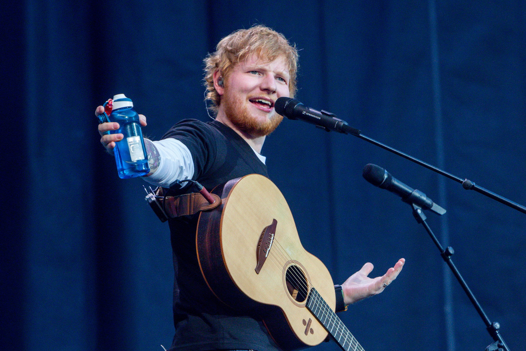 Ed Sheeran i Courteney Cox odtworzyli kultową scenę z „Przyjaciół”. Muzyk byłby lepszy niż Ross?