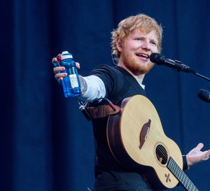 Ed Sheeran i Courteney Cox odtworzyli kultową scenę z „Przyjaciół”. Muzyk byłby lepszy niż Ross?
