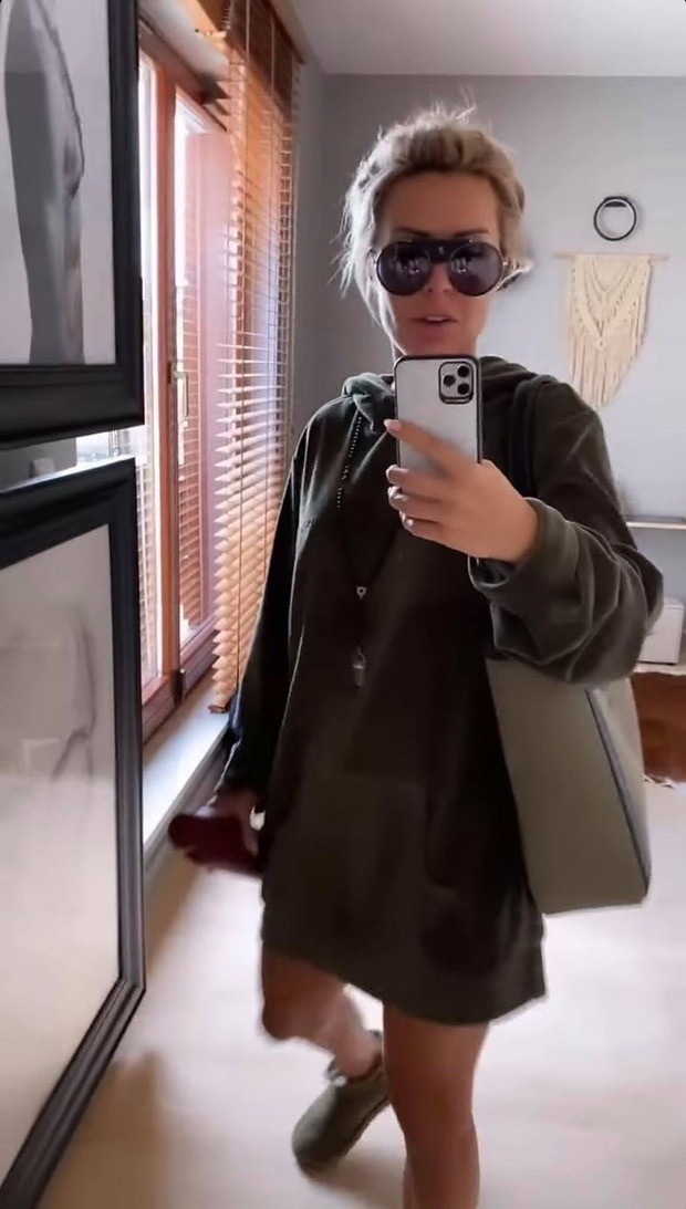 Blanka Lipińska i zdjęcie Barona na ścianie.