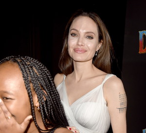 Angelina Jolie pojawiła się na czerwonym dywanie z córką. Jak Zahara Jolie Pitt zaprezentowała się przed kamerami?