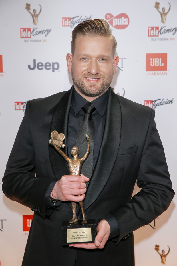Telekamery 2021: Bartek Jędrzejak ze statuetką (Prezenter Pogody)