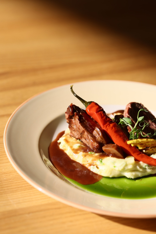 roast beef on puree with pepper and sauce