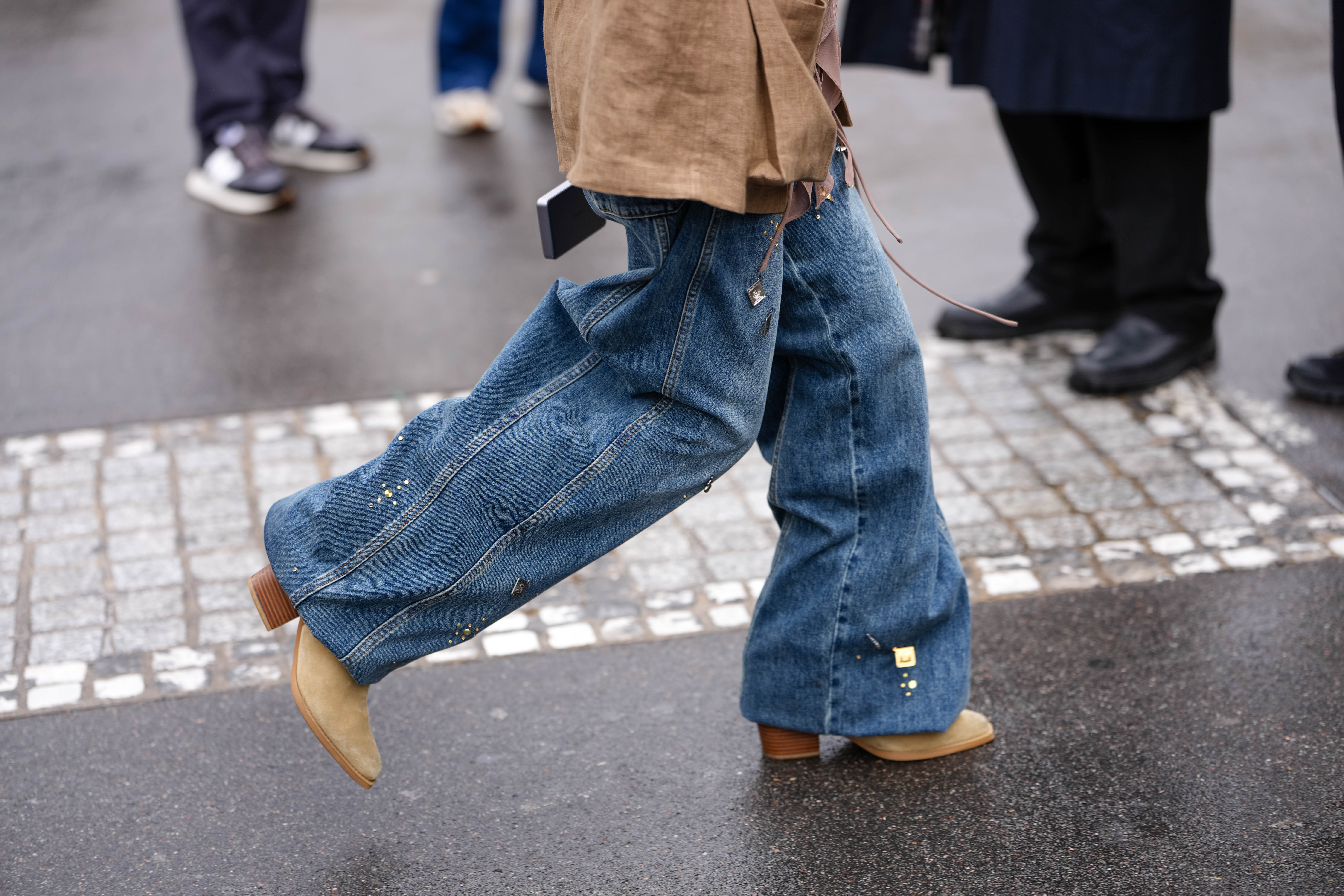Street Style - Paris Fashion Week - Haute Couture Fall/Winter 2025/2026 - Day One