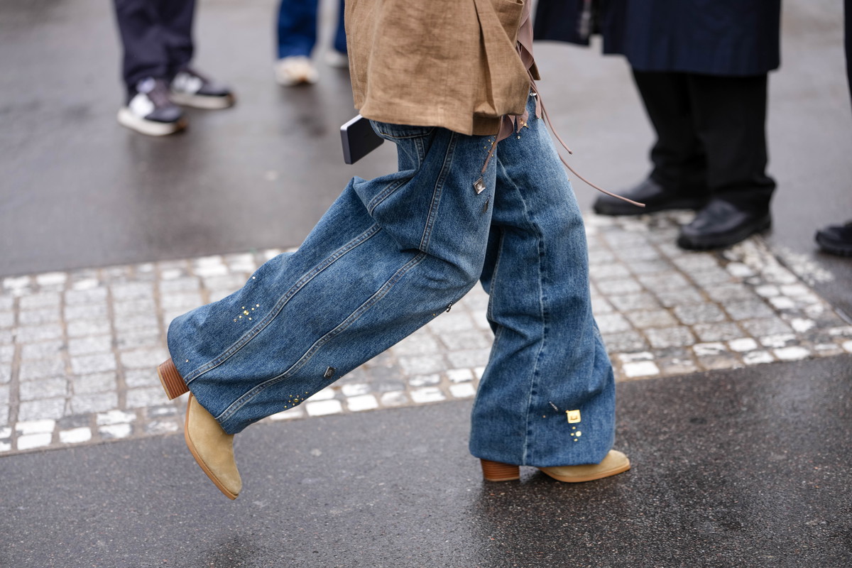 Street Style - Paris Fashion Week - Haute Couture Fall/Winter 2025/2026 - Day One
