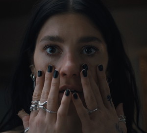 tu-zdarzy-sie-cos-zlego-serial-netflix-camila-morrone
