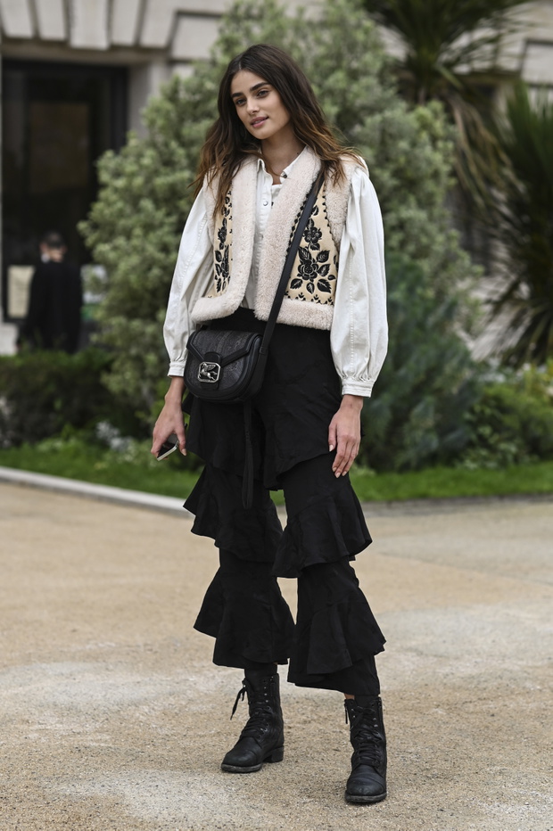 Street Style - Paris Fashion Week - Womenswear Spring/Summer 2023 : Day Eight
