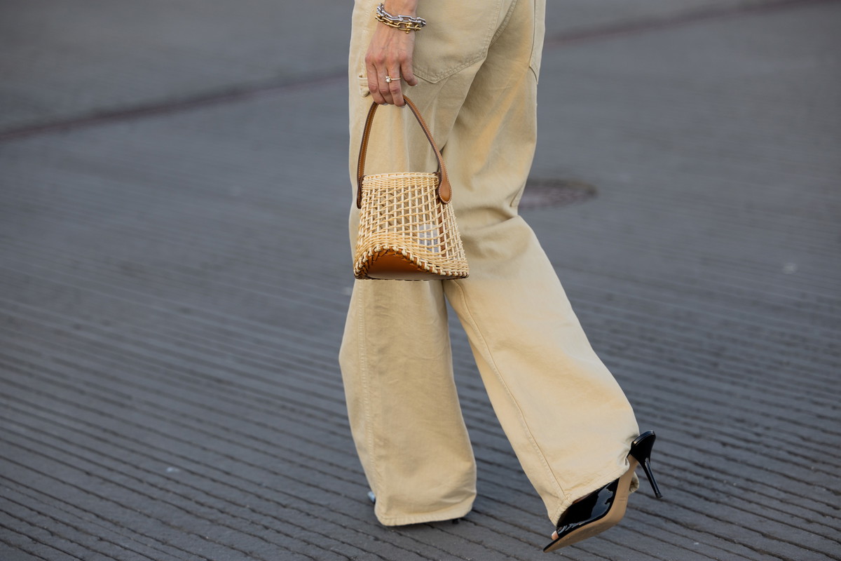 Beżowe jeansy tworzą luksusowe i eleganckie stylizacje.