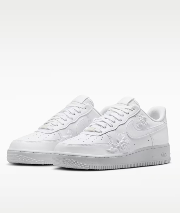 Białe sneakersy „romantic rose” – styl i detale, które wyróżniają Nike Air Force 1 '07