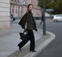 Kurtka z peleryną to trend wiosny 2026