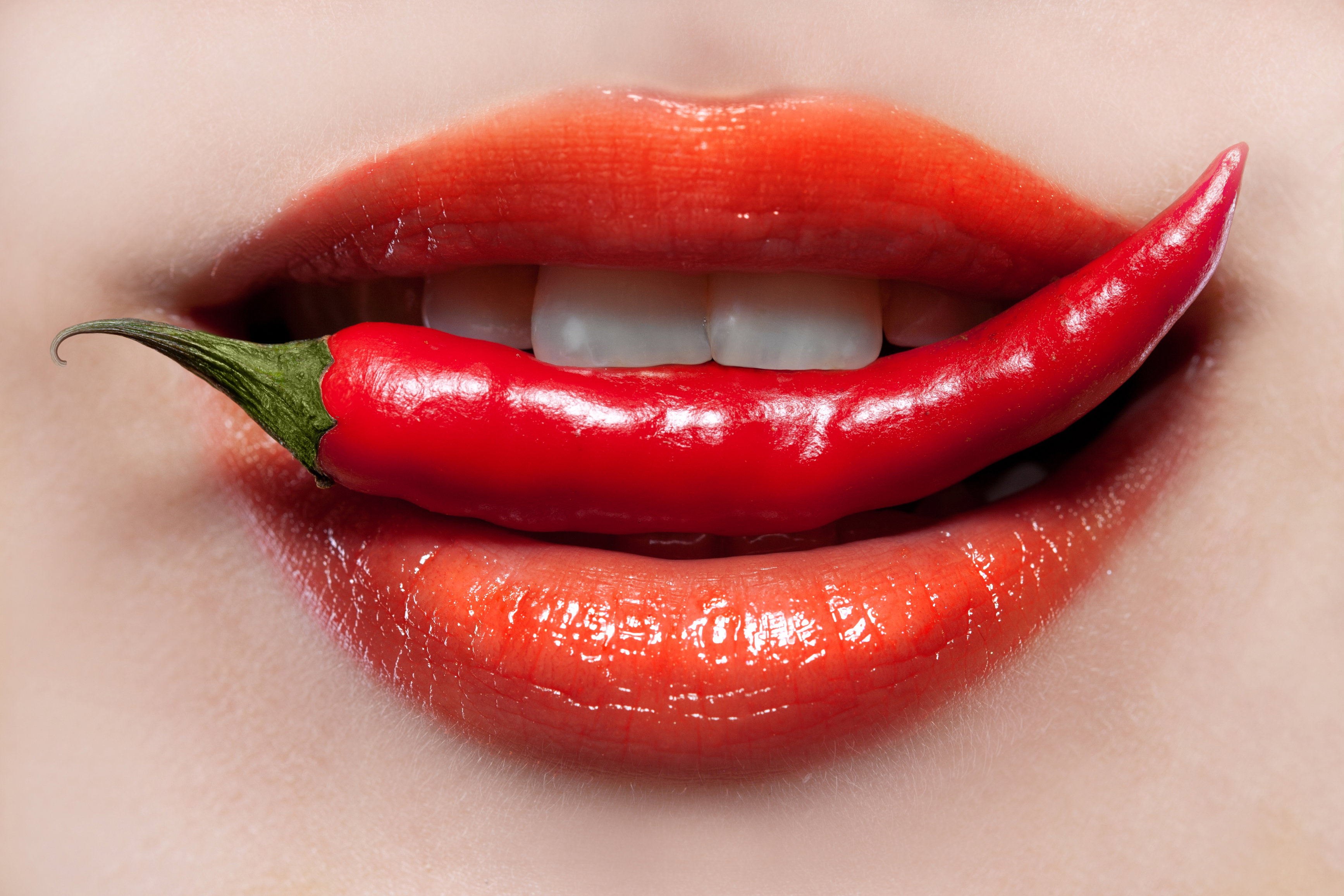 powiększający balsam do ust z papryczką chili