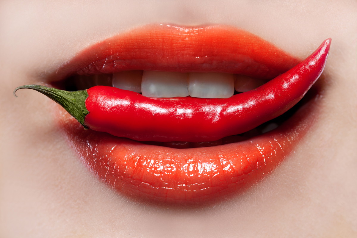 powiększający balsam do ust z papryczką chili