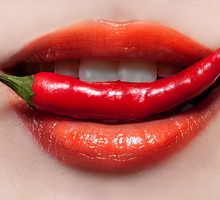 powiększający balsam do ust z papryczką chili