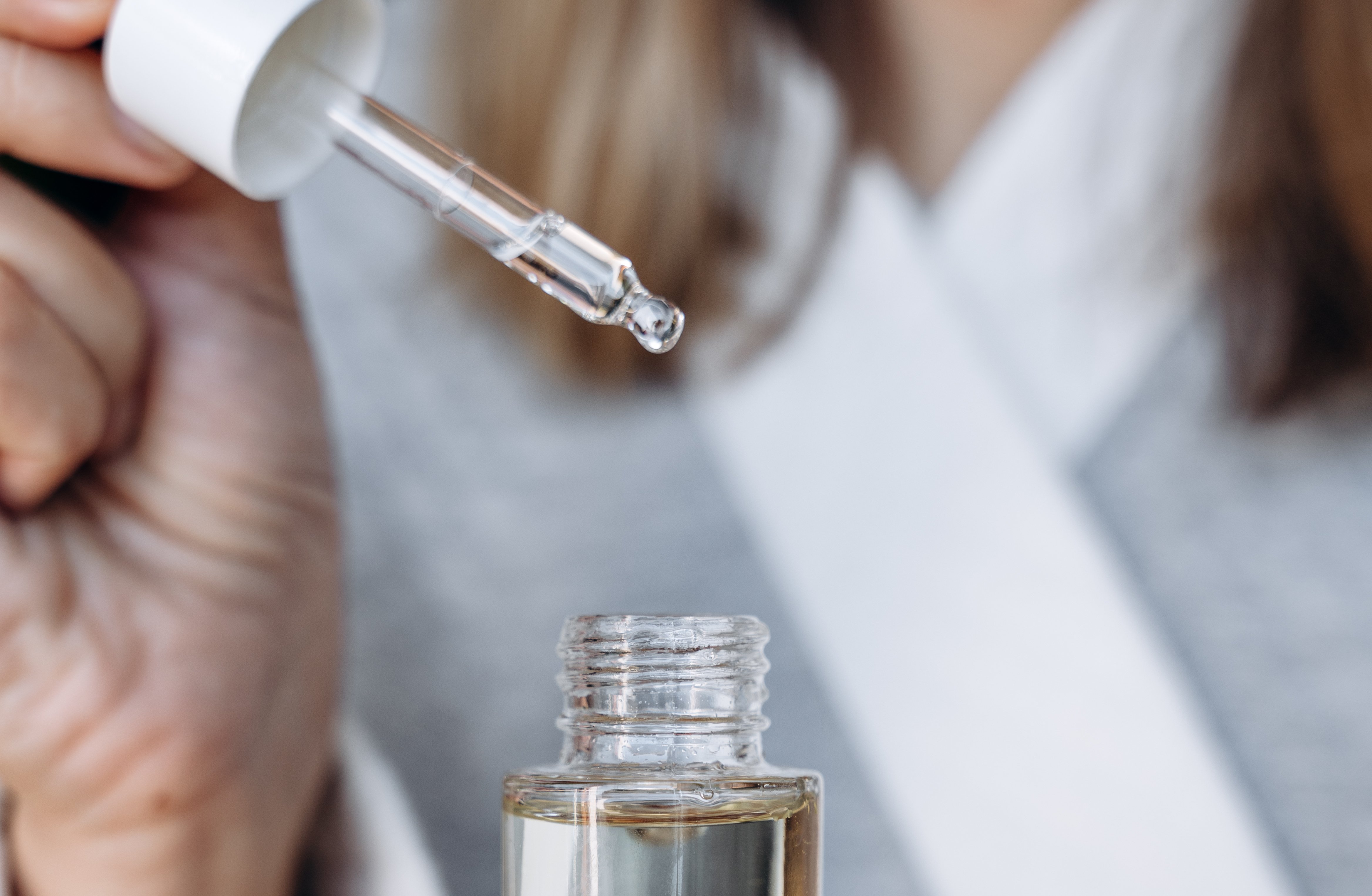 Redukujące serum do twarzy z retinalem i melityną