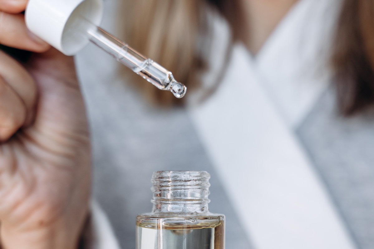 Redukujące serum do twarzy z retinalem i melityną
