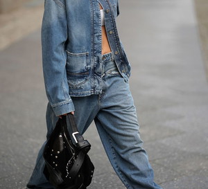 Ten duet w stylu lat 2000. już przetrwał próbę czasu. W 2026 „double denim” będziemy nosić w odświeżonej wersji