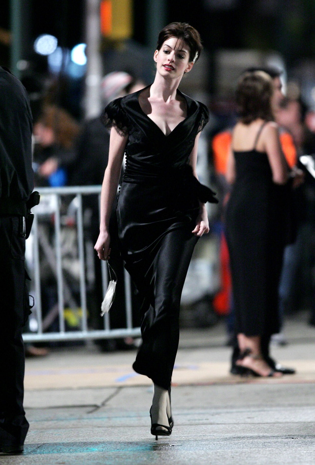 Anne Hathaway on Location for "The Devil Wears Prada" - October 26, 2005
