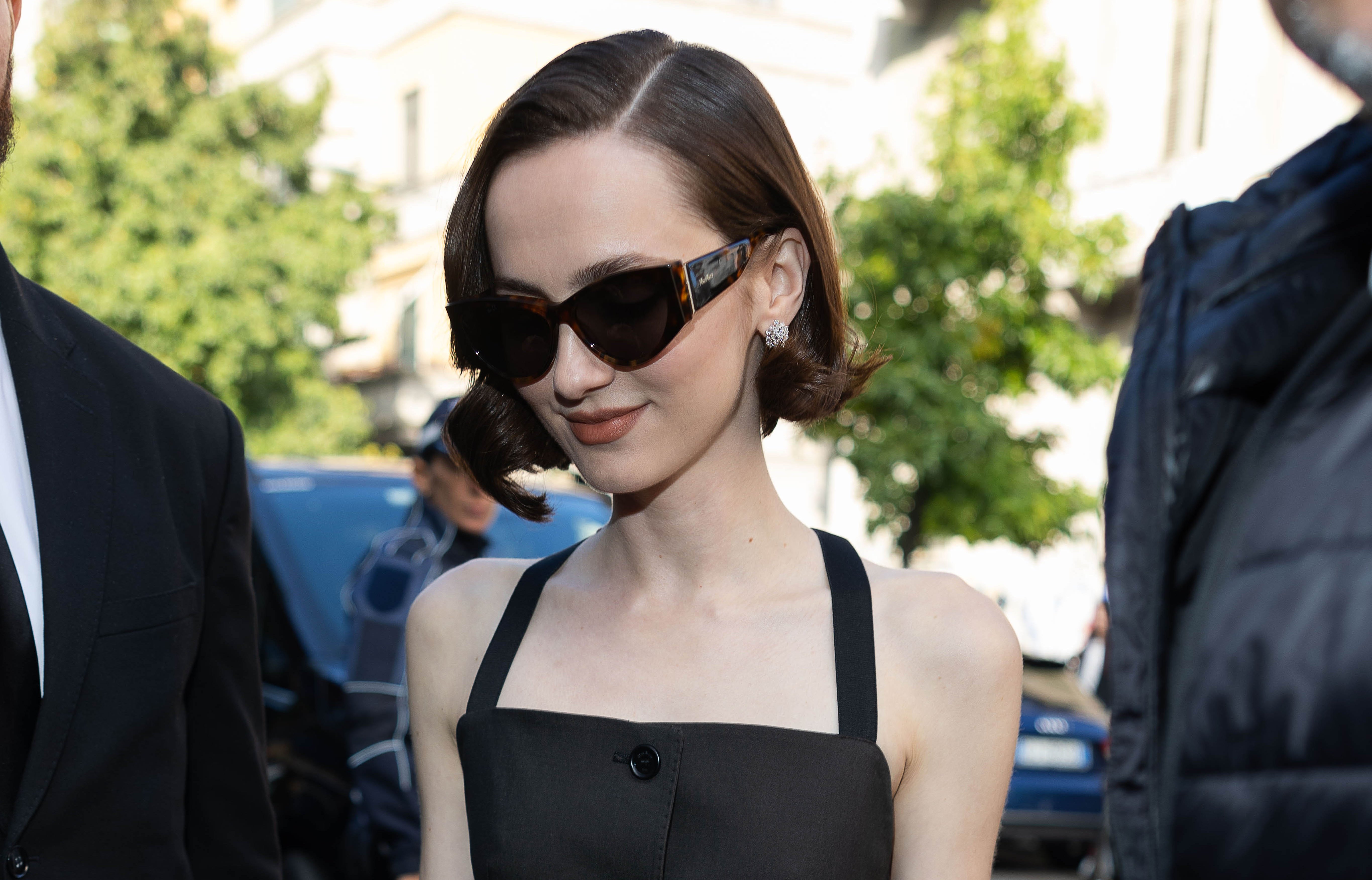 Maude Apatow w modnej fryzurze na 2026 rok - crinkle cut