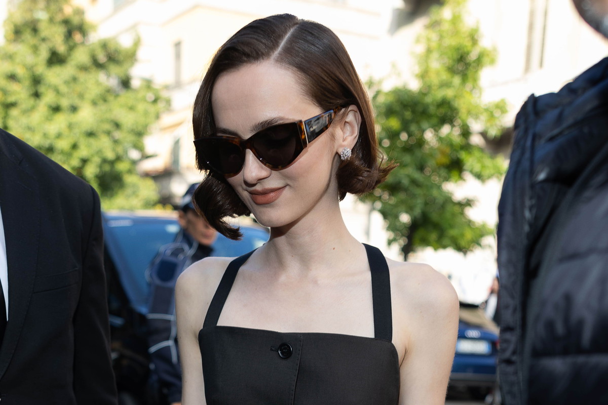 Maude Apatow w modnej fryzurze na 2026 rok - crinkle cut