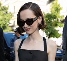 Maude Apatow w modnej fryzurze na 2026 rok - crinkle cut