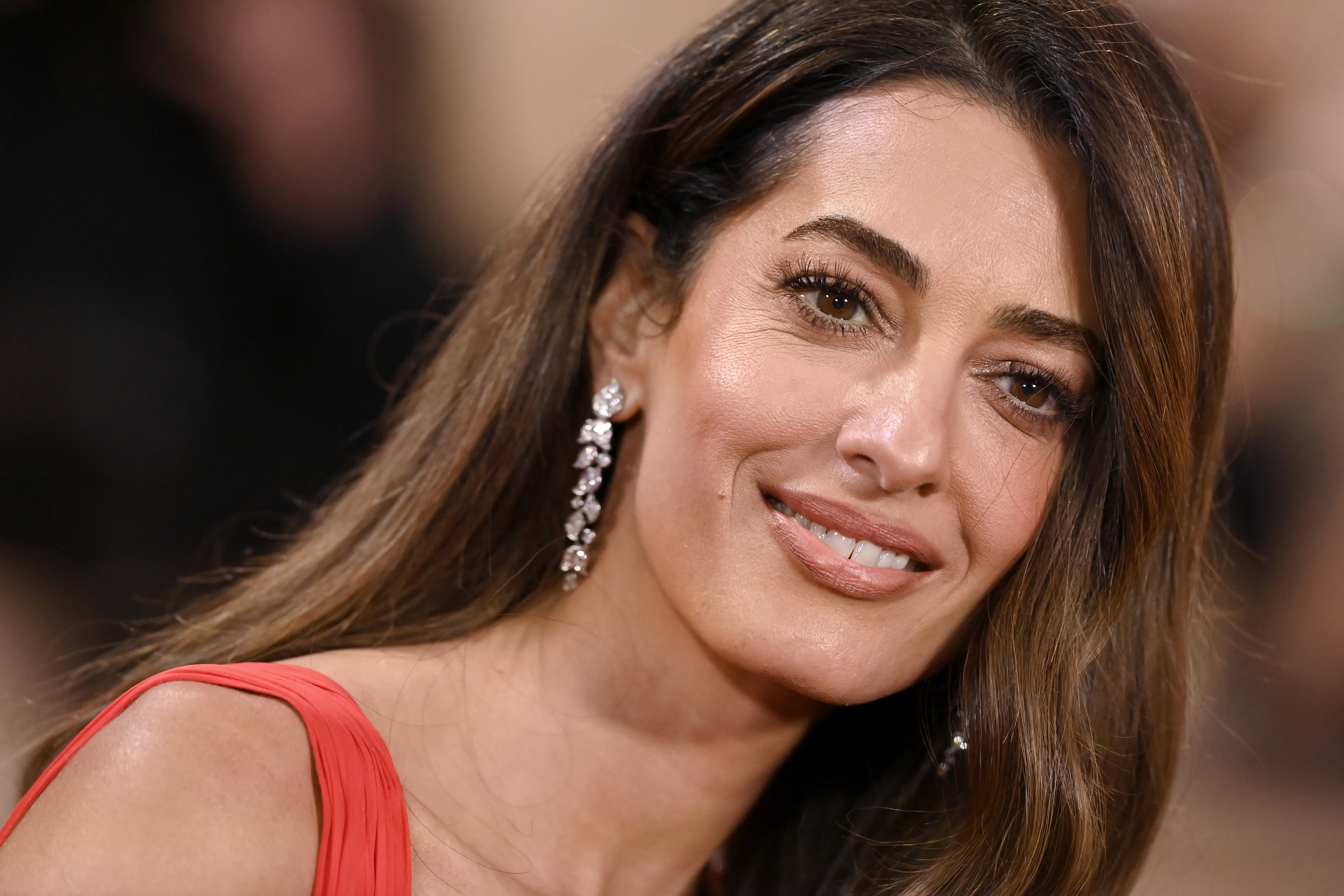 Fryzura na wesele i komunię "Barbie Ponytail" jak u Amal Clooney
