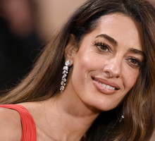 Fryzura na wesele i komunię "Barbie Ponytail" jak u Amal Clooney