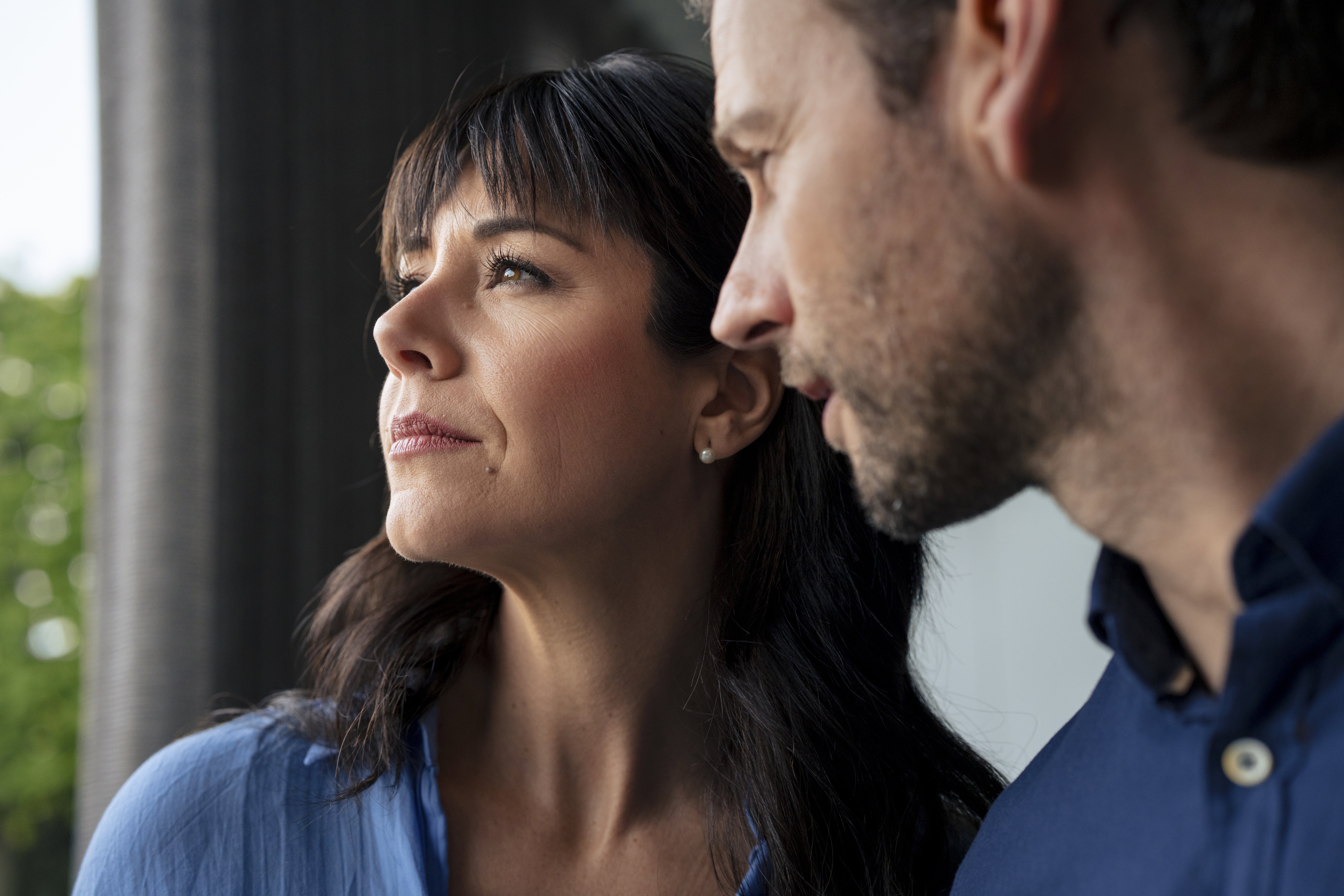 Businessman talking to businesswoman at home