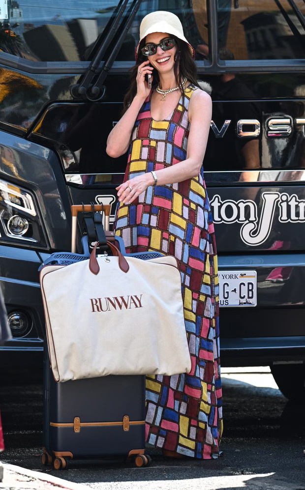 anne-hathaway-is-seen-on-the-set-of-the-devil-wears-prada-2-news-photo-1753298468