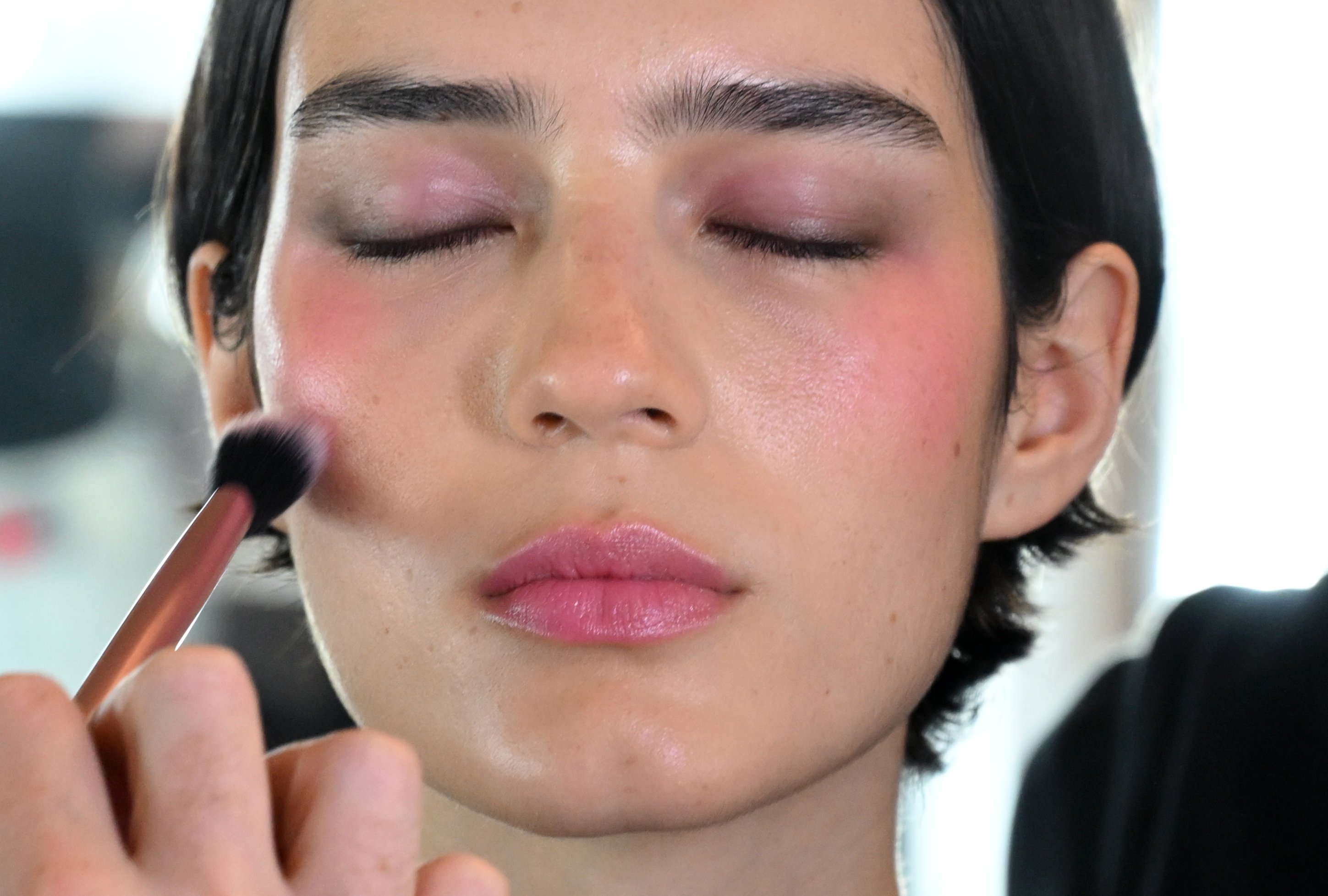 "Watercolor blush - trend w makijażu na lato 2026.