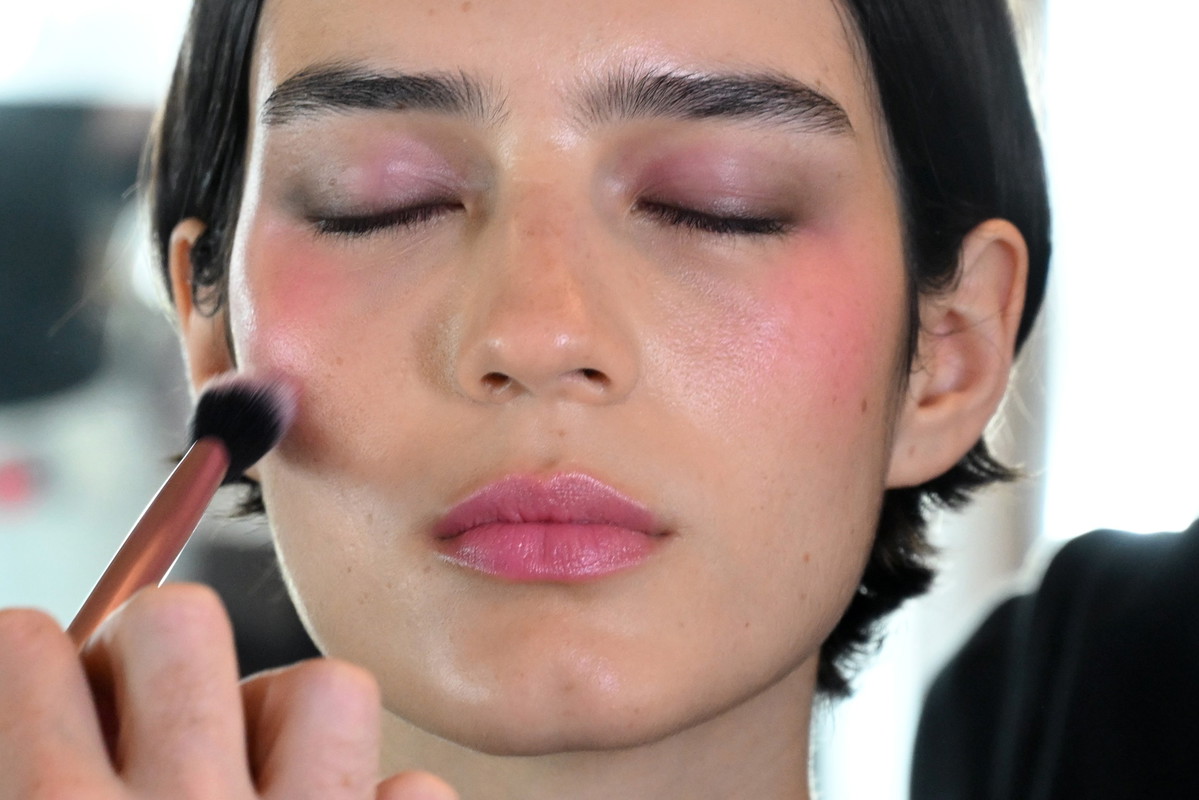 "Watercolor blush - trend w makijażu na lato 2026.