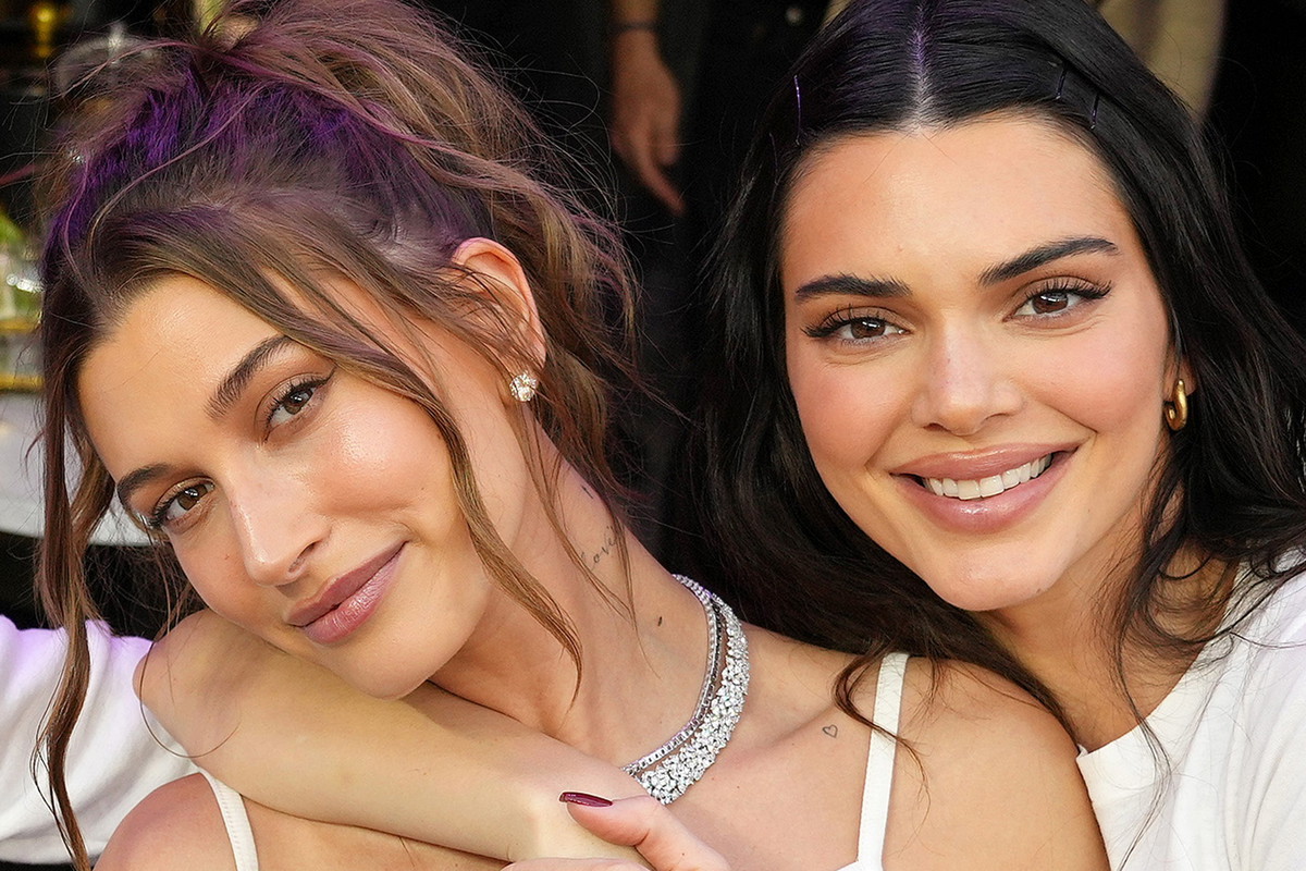 Nawilżająca mgiełka do twarzy uwielbiana przez Hailey Bieber i Kendall Jenner