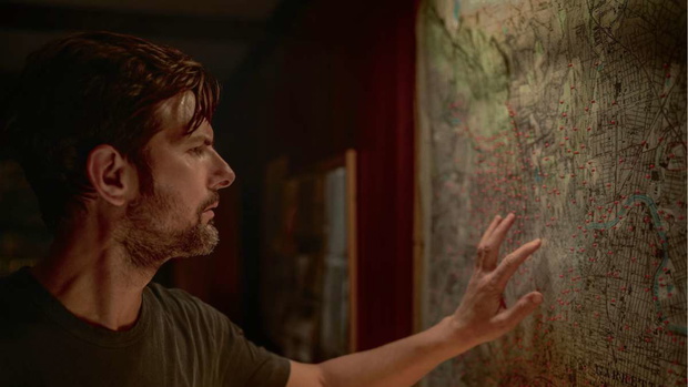 szeptacz-kadr-03-adam-scott-mapa