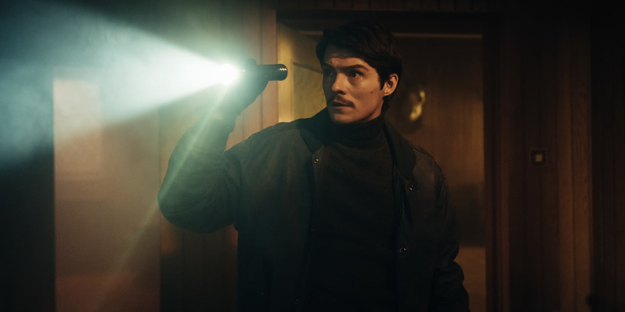 hiacynt-kadr-3-sledztwo-latarka