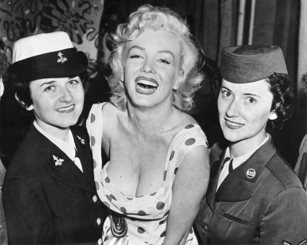 Marilyn Monroe, Schauspielerin, USA - mit Angehörigen der Armee