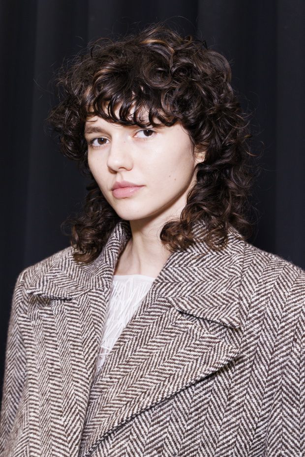 Modna fryzura na lato 2026, curly wolf cut
