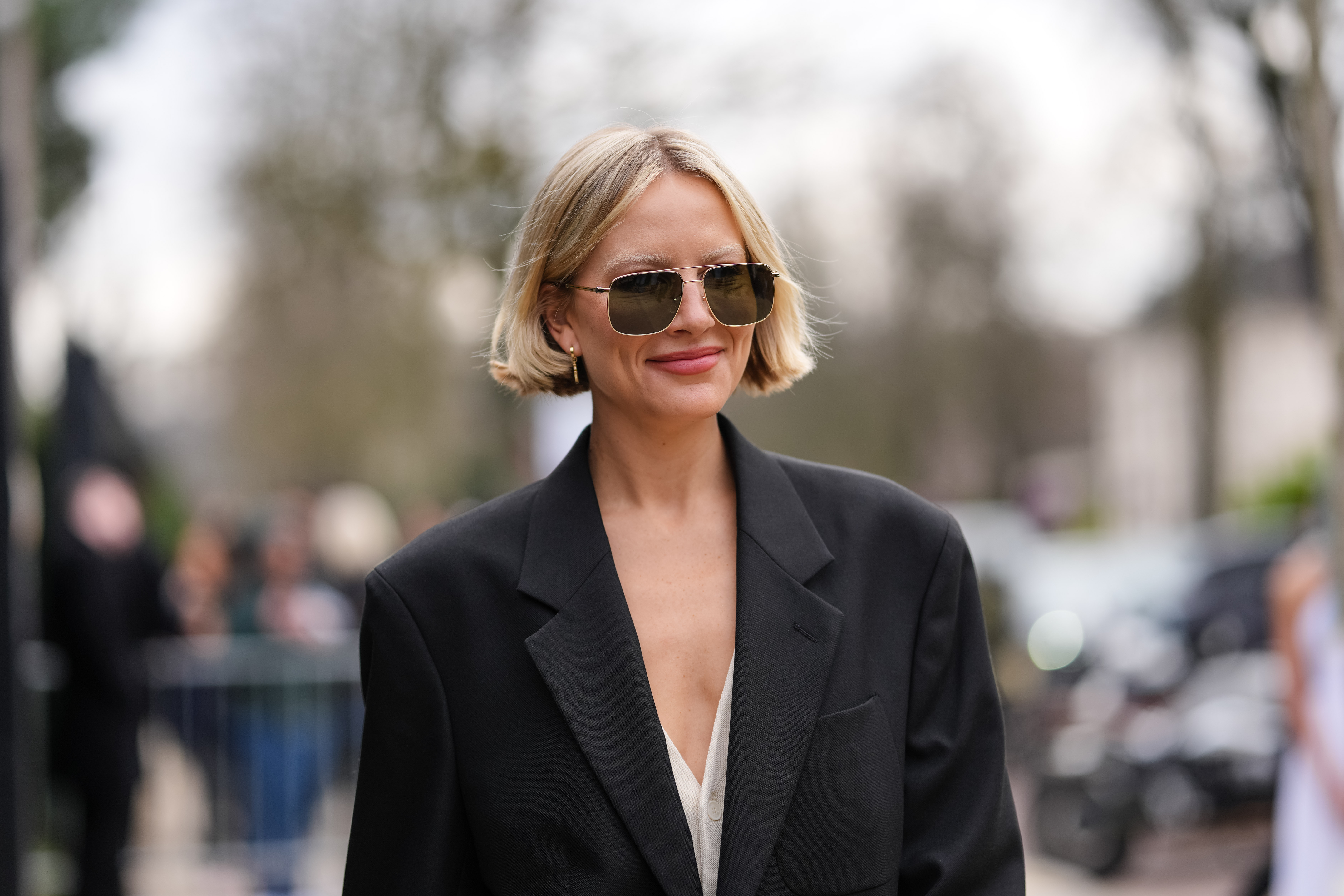 Modna fryzura na lato 2026 - riviera bob