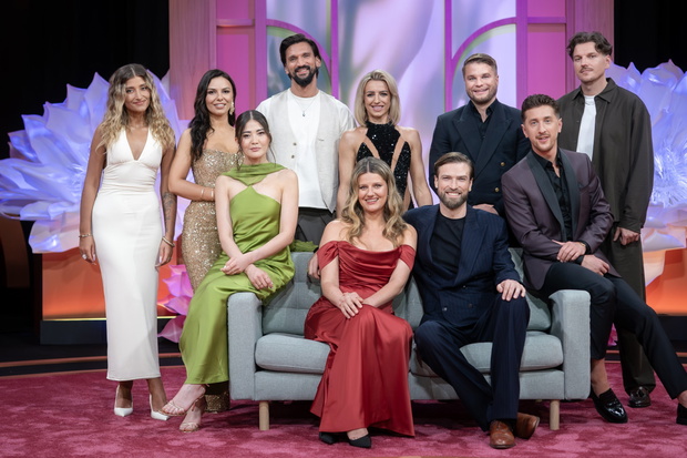grupa-elegancko-ubranych-osob-w-studio-telewizyjnym-b21dec-1200x800-66c47066