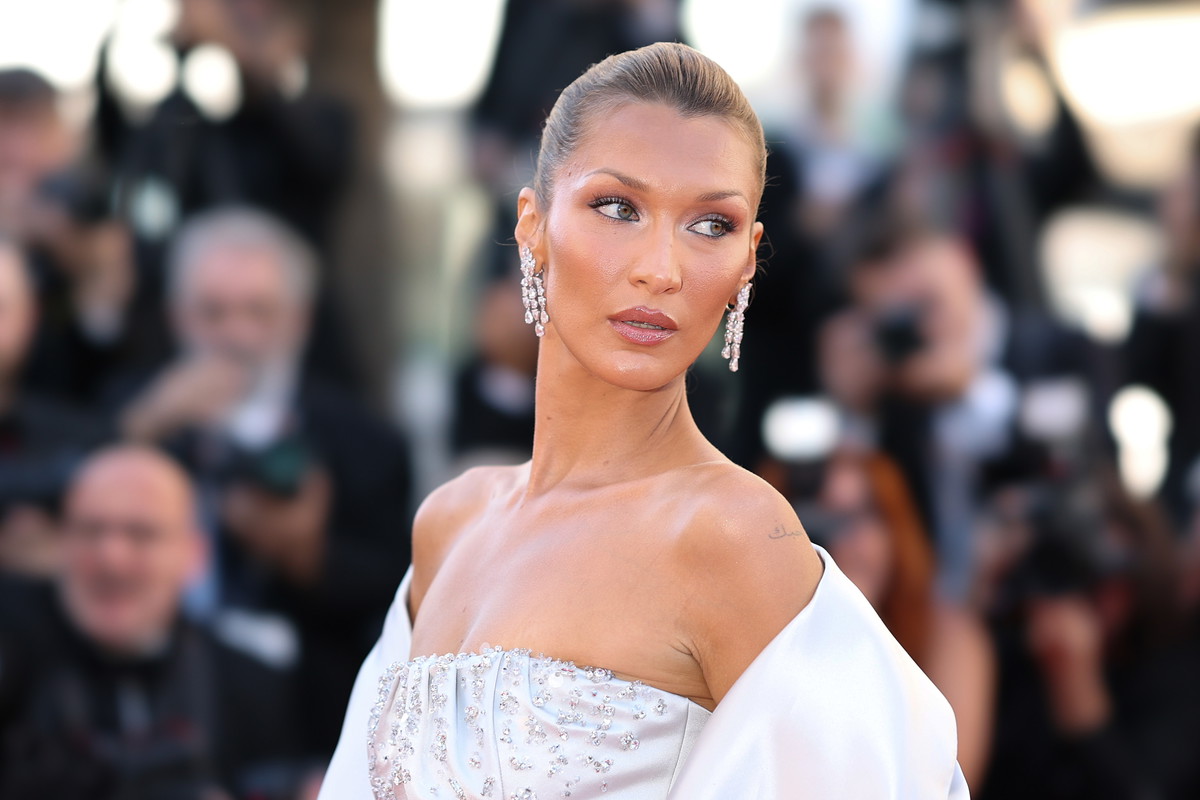 Fryzura na wesele „Sculpted Bun” w stylu Belli Hadid