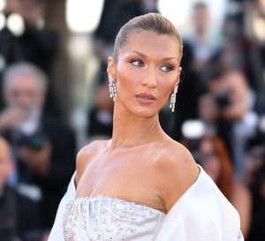 Fryzura na wesele „Sculpted Bun” w stylu Belli Hadid