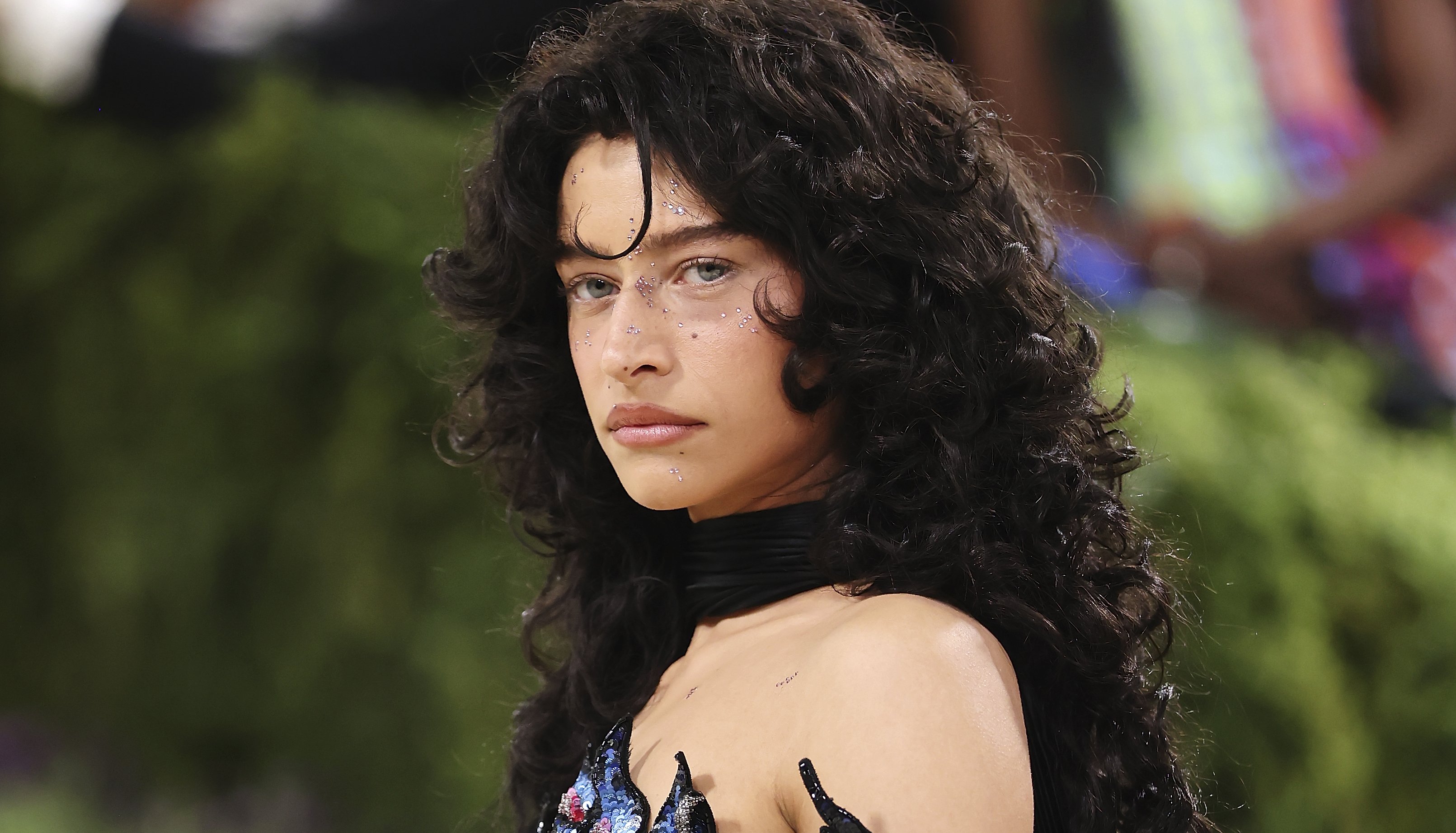 Modna fryzura na lato 2026, curly wolf cut