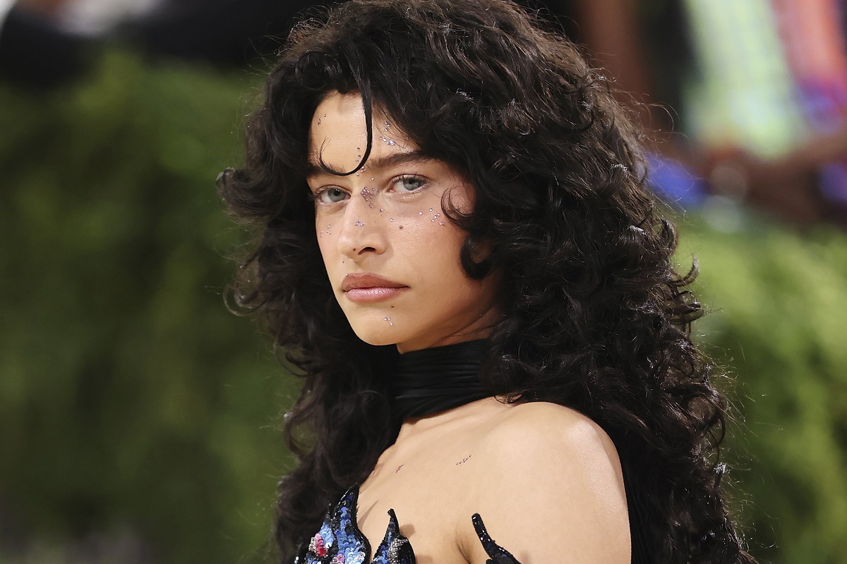 Modna fryzura na lato 2026, curly wolf cut