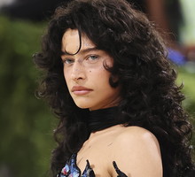 Modna fryzura na lato 2026, curly wolf cut