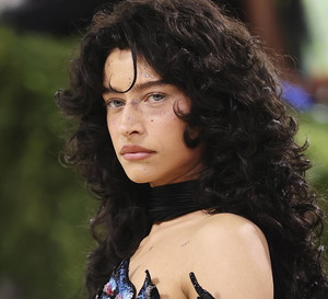 Modna fryzura na lato 2026, curly wolf cut