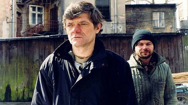edi-2002-kadr-5-edi-jureczek-podworko