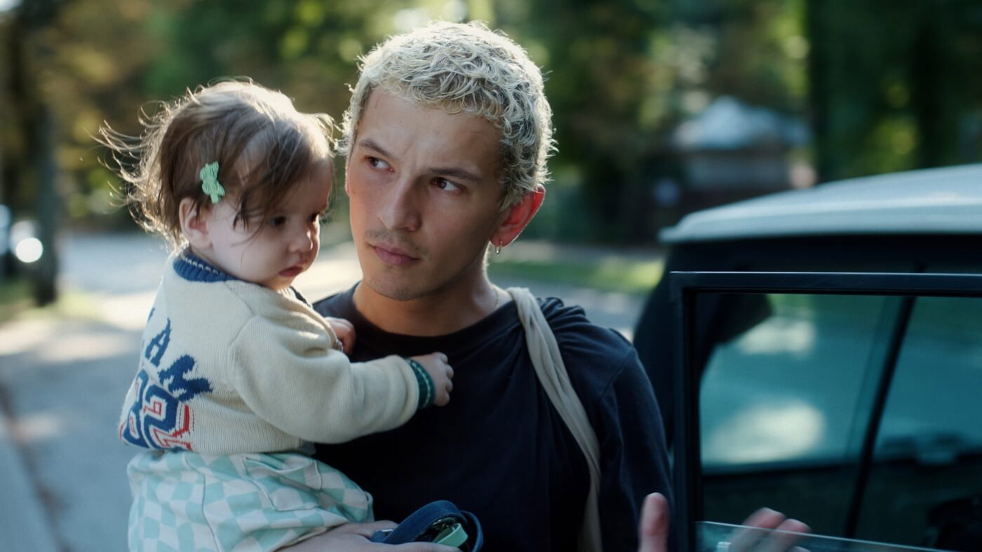 Proud-serial-HBO-Max-Filip-dziecko-02