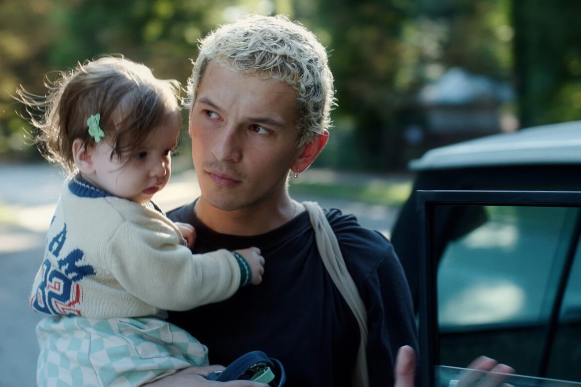 Proud-serial-HBO-Max-Filip-dziecko-02
