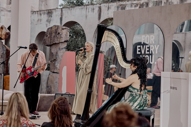 Alli Neumann performing at Schwarzkopf FOR EVERY YOU event
