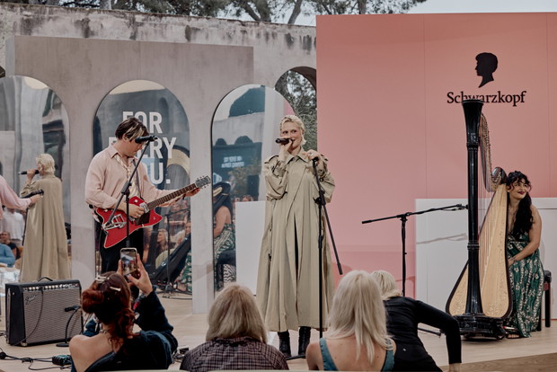 Alli Neumann performing at Schwarzkopf FOR EVERY YOU event_4